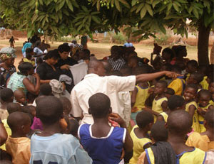 El día después salimos a distribuir la ayuda en varias aldeas del norte de Ghana ghana-2009-distributing