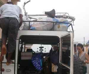 Aquí nos estamos preparando para el viaje, cargando el vehículo con ayuda humanitaria ghana-2009-loading-jeep