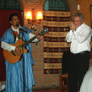 ¡A la salud del Sahara! 2009_benefit_singing.jpg