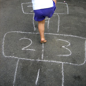 ¡Adelante, siempre hacia adelante! hopscotch.jpg